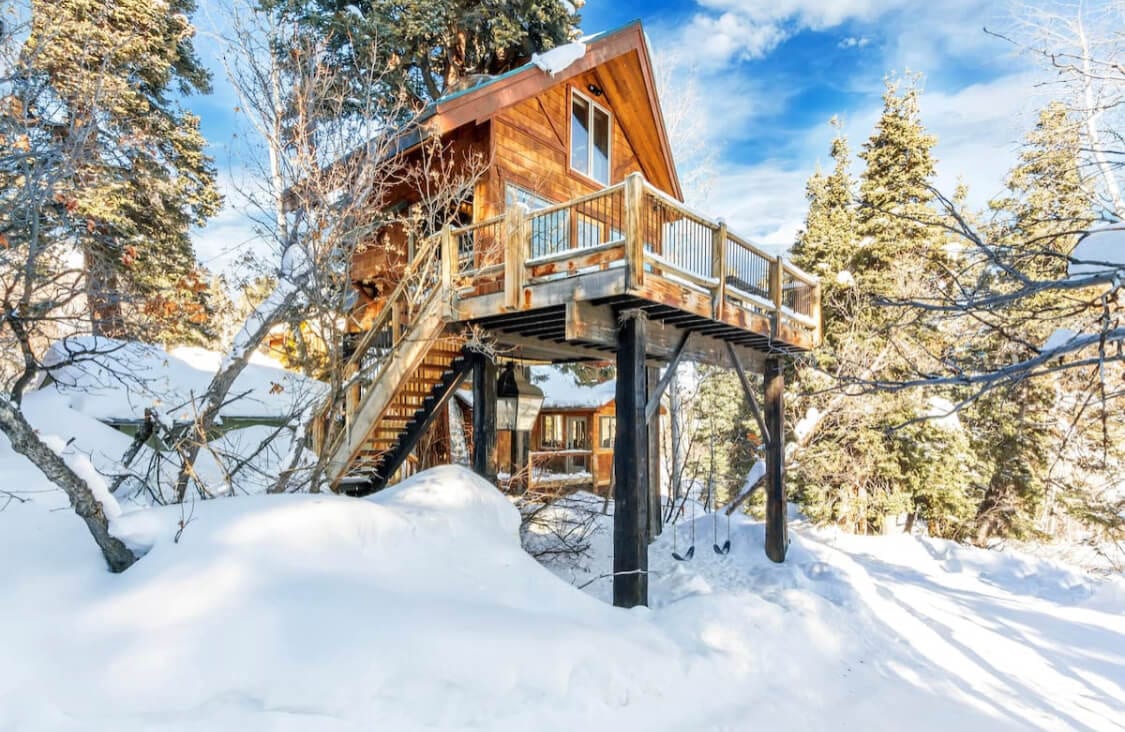 Snowy escape in a treehouse a Utah Airbnb