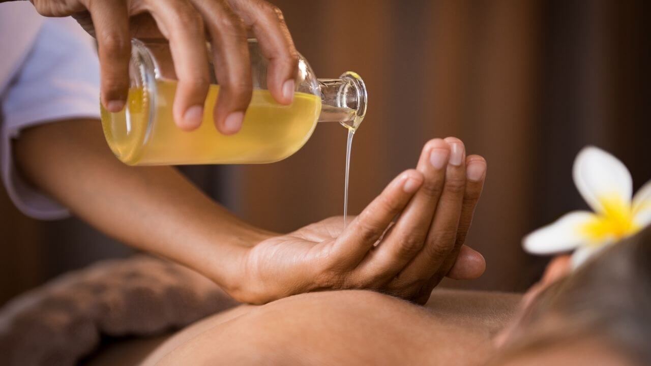 Lomi lomi massage A lomilomi massage in Hawaii