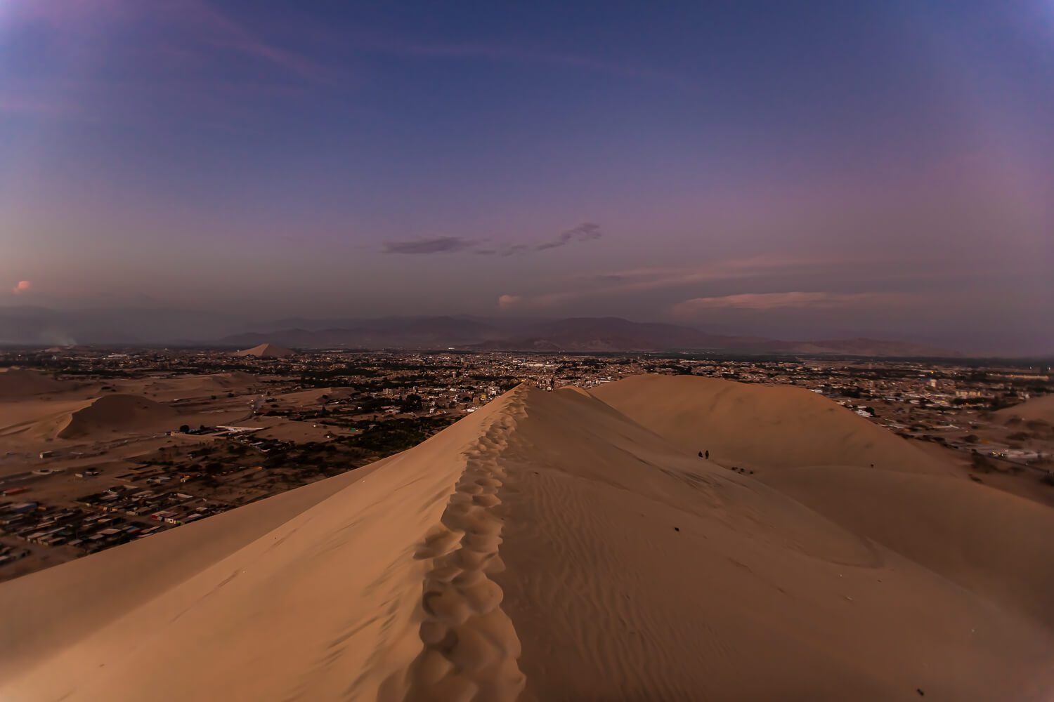 Desert oasis in Huacachina wows residents and visitors